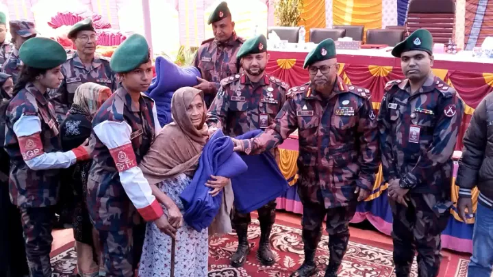 ফুলবাড়ী ২৯ বিজিবি উদ্যোগে বিনামুল্যে চিকিৎসা সেবা ও শীতবস্ত্র বিতরণ অনুষ্ঠিত